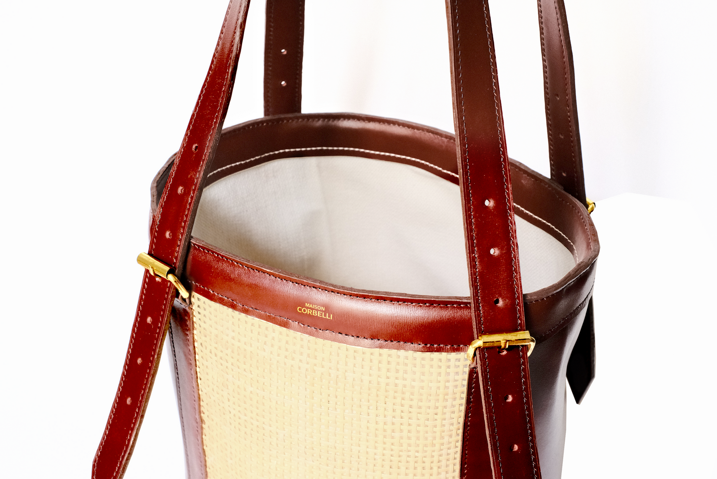 Alma bag, detail view, Inside detail, Model, Studio, Burgundy, bucket bag, Hand bag, Rattan, mediterranean vibe, Premium leather, Unique design, Maison Corbelli, Luxury, grain calf leather