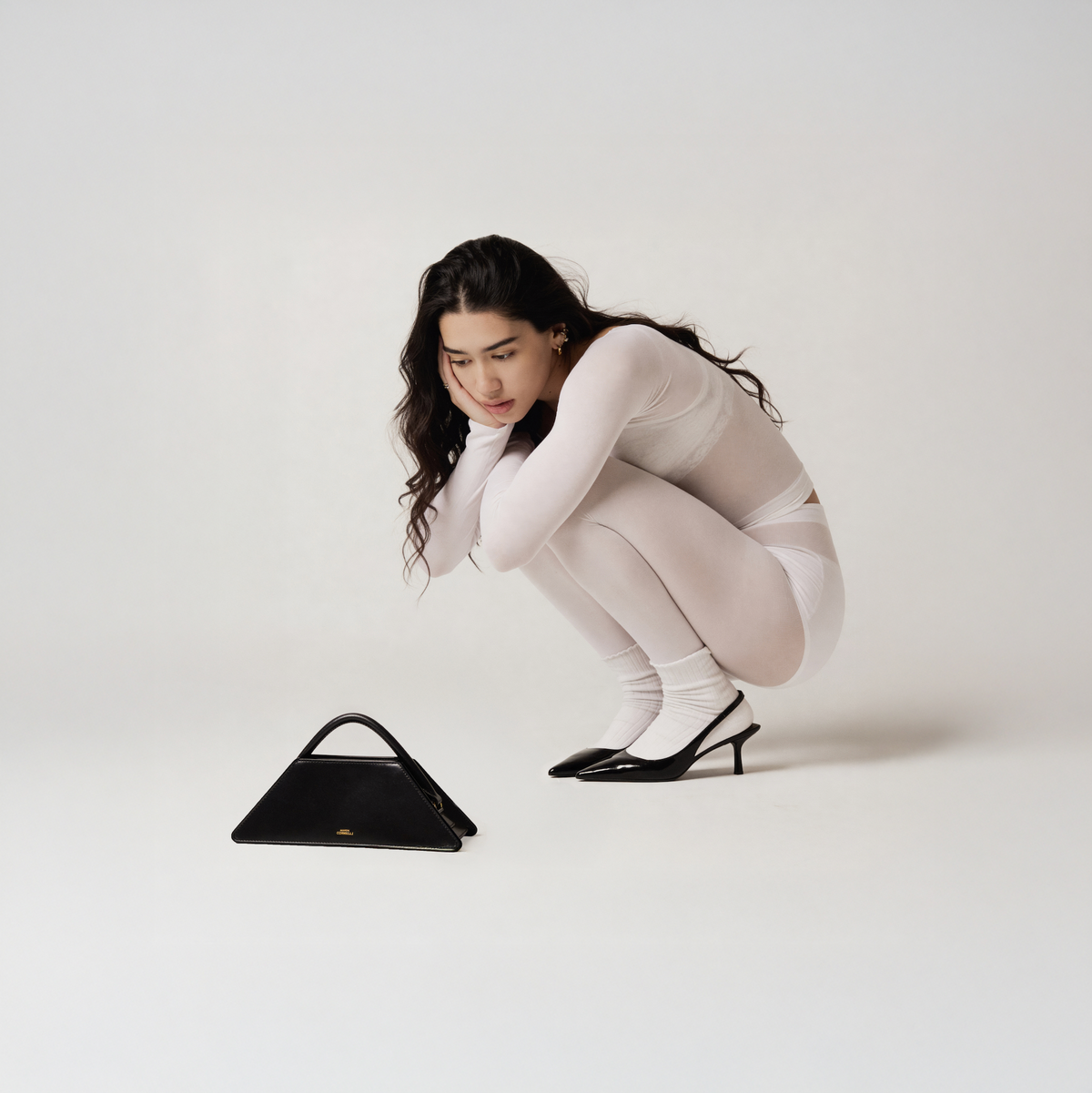 Femme regardant le sac Elie Mini Noir Olive