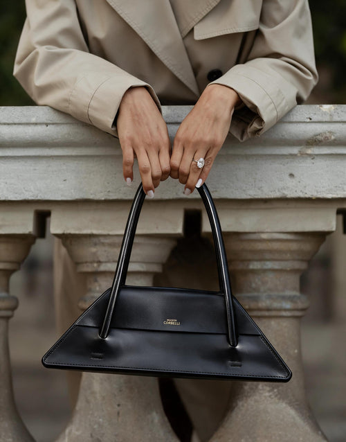 Femme tenant le sac Elie Noir Olive